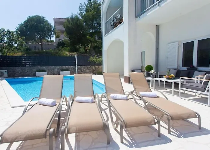 Luxury Villa, 40 Sqm Heated Private Pool, Gym, Seaview, 200m To Beach, 7 Bedrooms * 特罗吉尔
