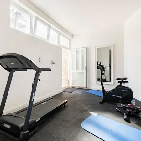 Luxury Villa, 40 Sqm Heated Private Pool, Gym, Seaview, 200m To Beach, 7 Bedrooms וילה