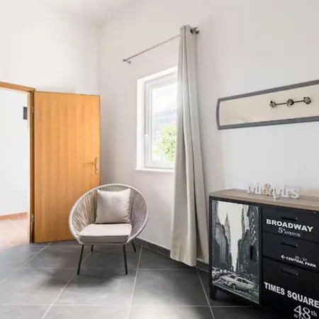 Luxury Villa, 40 Sqm Heated Private Pool, Gym, Seaview, 200m To Beach, 7 Bedrooms וילה