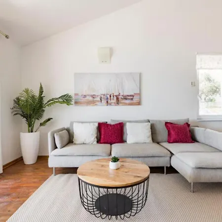 Luxury Villa, 40 Sqm Heated Private Pool, Gym, Seaview, 200m To Beach, 7 Bedrooms וילה *