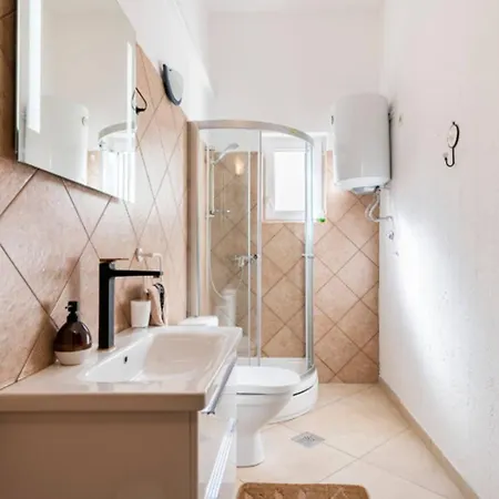 Luxury Villa, 40 Sqm Heated Private Pool, Gym, Seaview, 200m To Beach, 7 Bedrooms וילה