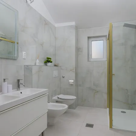 Luxury Villa, 40 Sqm Heated Private Pool, Gym, Seaview, 200m To Beach, 7 Bedrooms 别墅 特罗吉尔