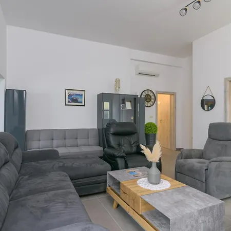 Villa Luxury Villa, 40 Sqm Heated Private Pool, Gym, Seaview, 200m To Beach, 7 Bedrooms *