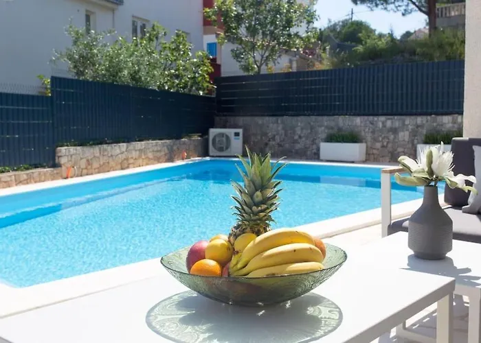 Willa Luxury Villa, 40 Sqm Heated Private Pool, Gym, Seaview, 200m To Beach, 7 Bedrooms Trogir