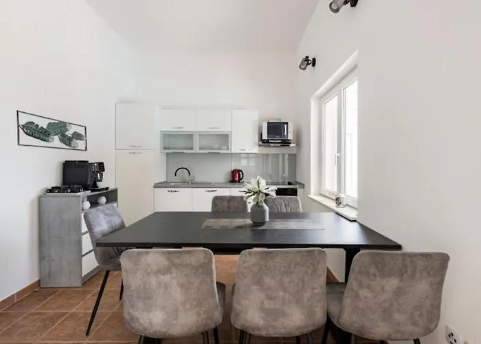 Willa Luxury Villa, 40 Sqm Heated Private Pool, Gym, Seaview, 200m To Beach, 7 Bedrooms Trogir