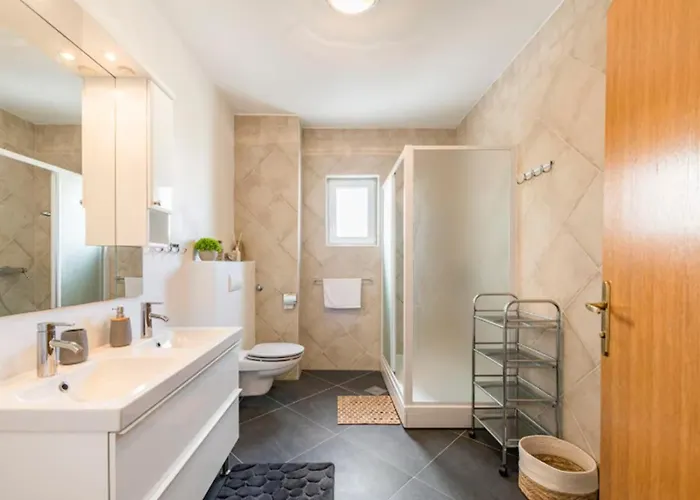 Villa Luxury Villa, 40 Sqm Heated Private Pool, Gym, Seaview, 200m To Beach, 7 Bedrooms Trogir