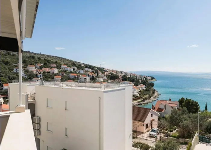 Willa Luxury Villa, 40 Sqm Heated Private Pool, Gym, Seaview, 200m To Beach, 7 Bedrooms Trogir