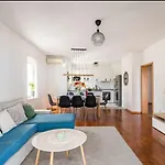 Villa Luxury Villa, 40 Sqm Heated Private Pool, Gym, Seaview, 200m To Beach, 7 Bedrooms Trogir